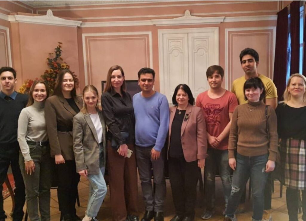 دکتر فراشیانی مدیر روس دانش